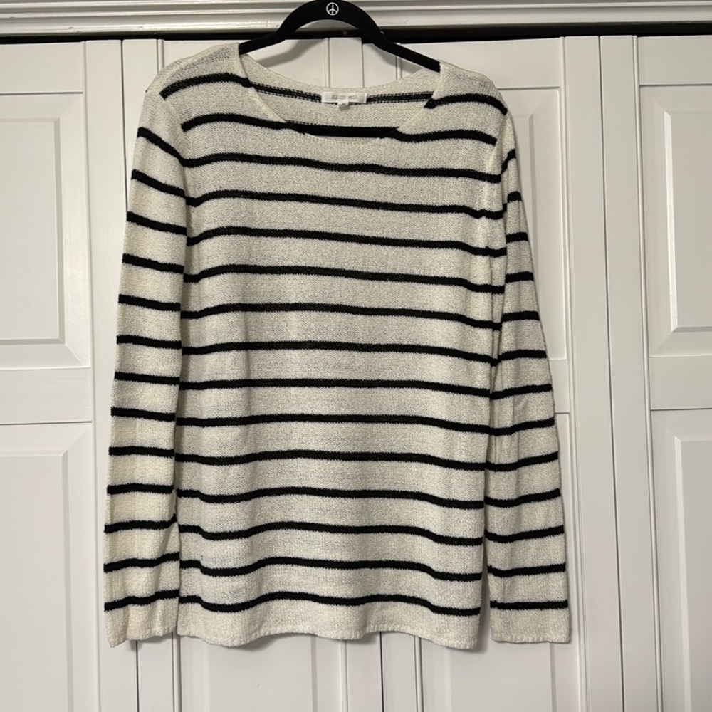 Women’s Size Medium sweater. Excellent condition